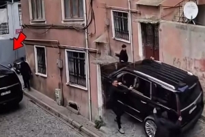 لحظة رعب في إسطنبول... سيارة تخرج عن السيطرة خلال تصوير مسلسل شهير