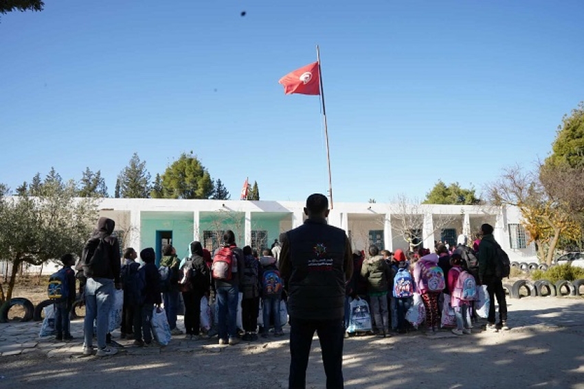 &quot; معاً نزرع الأمل &quot;  ... شبكة غصن الزيتون تطلق حملة &quot;نشر الدفء 2025/2026 وتكسو 98 تلميذاً في القصرين