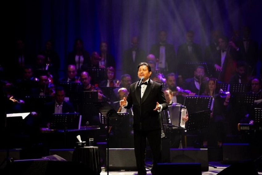 قلوب الملايين تتضرع بالدعاء.. هاني شاكر يصارع المرض والوسط الفني ينتفض دعماً لـ "النقيب".