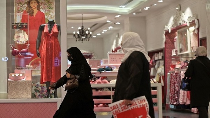 بعد حظره لسنوات.. ..  الأحمر يغزو واجهات متاجر سعودية في احتفال &quot;صامت&quot; بعيد الحب