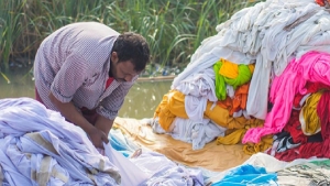 غسل وكيّ ملابس نساء قريته .. عقوبة غريبة  على  متهم بالاغتصاب  في الهند