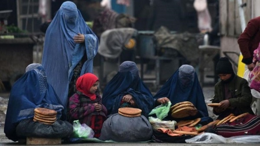 خشية الموت جوعا .. عائلات في أفغانستان تبيع بناتها الصغيرات