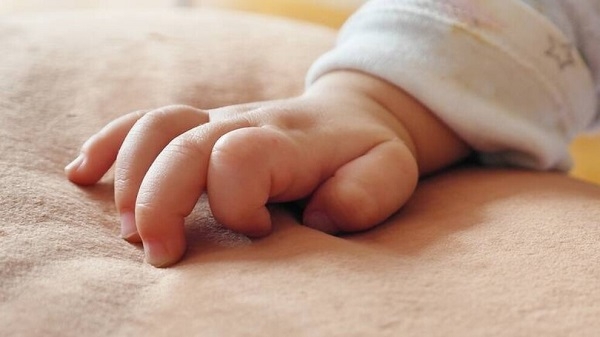 رضيع يموت على باب المستشفى… حين تُهزم الحياة أمام الإجراءات