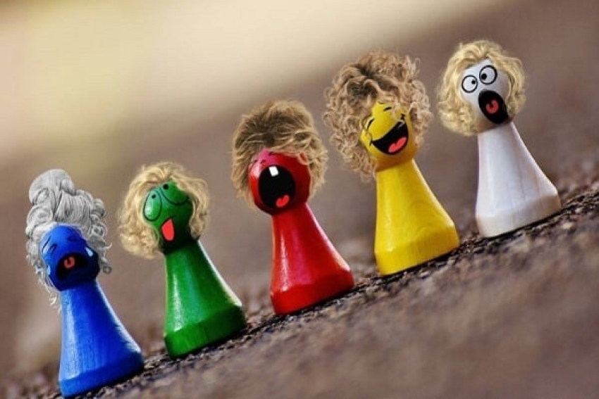 حين تتكلم الألوان… كيف تُعيد تشكيل سلوك الإنسان دون أن نشعر؟