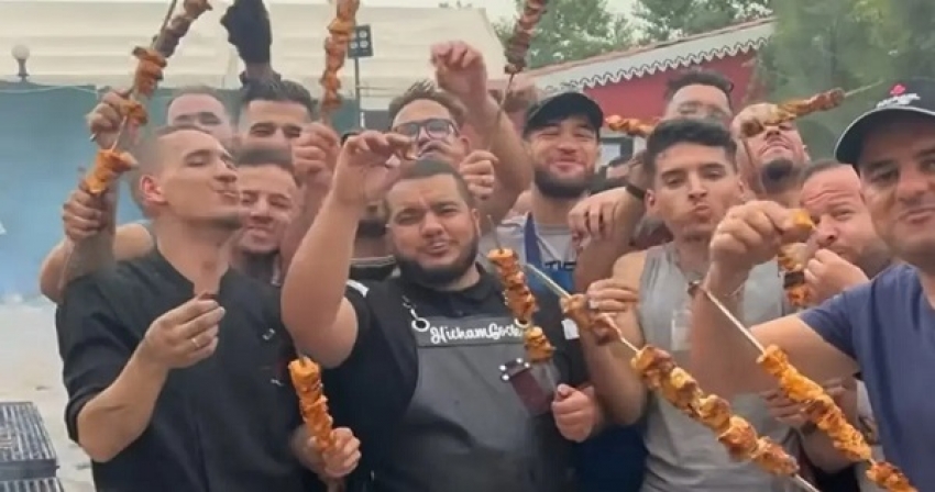 صنع الحدث  ... طباخ جزائري مشهور يقيم حفلة شواء وسط رماد مطعمه